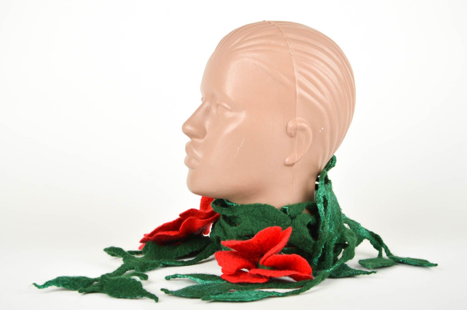 Écharpe laine fait main Accessoire femme vert fleurs rouges Cadeau femme photo 3
