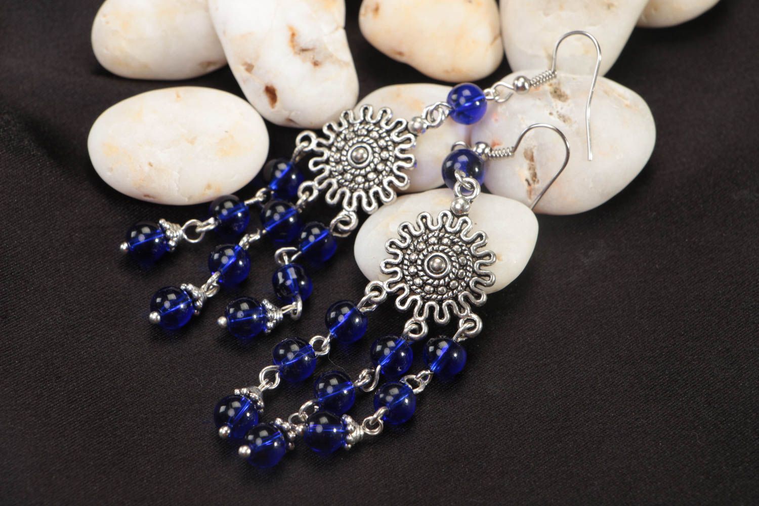 Boucles d'oreilles en perles de verre bleu foncé et métal longues faites main photo 1