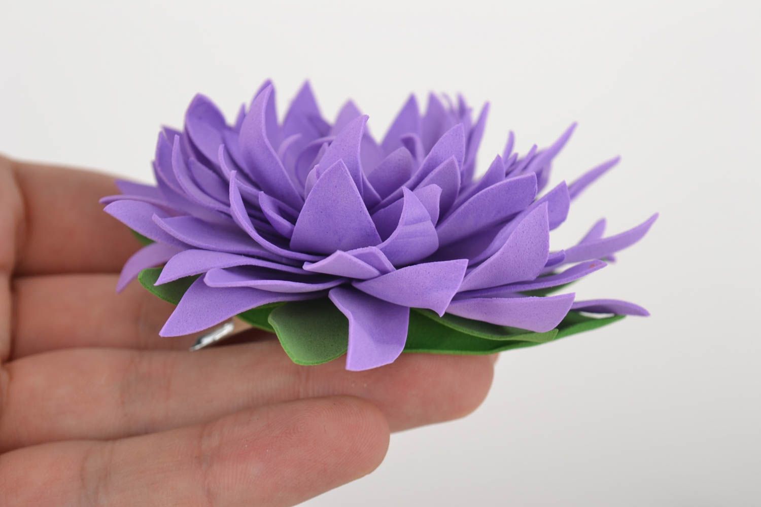 Объемная красивая заколка в виде цветка из фоамирана ручной работы фиолетовая  фото 9