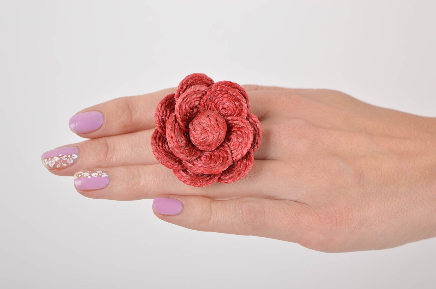 Broche fleur rouge faite main Accessoire femme en ficelle Petit cadeau femme photo 5