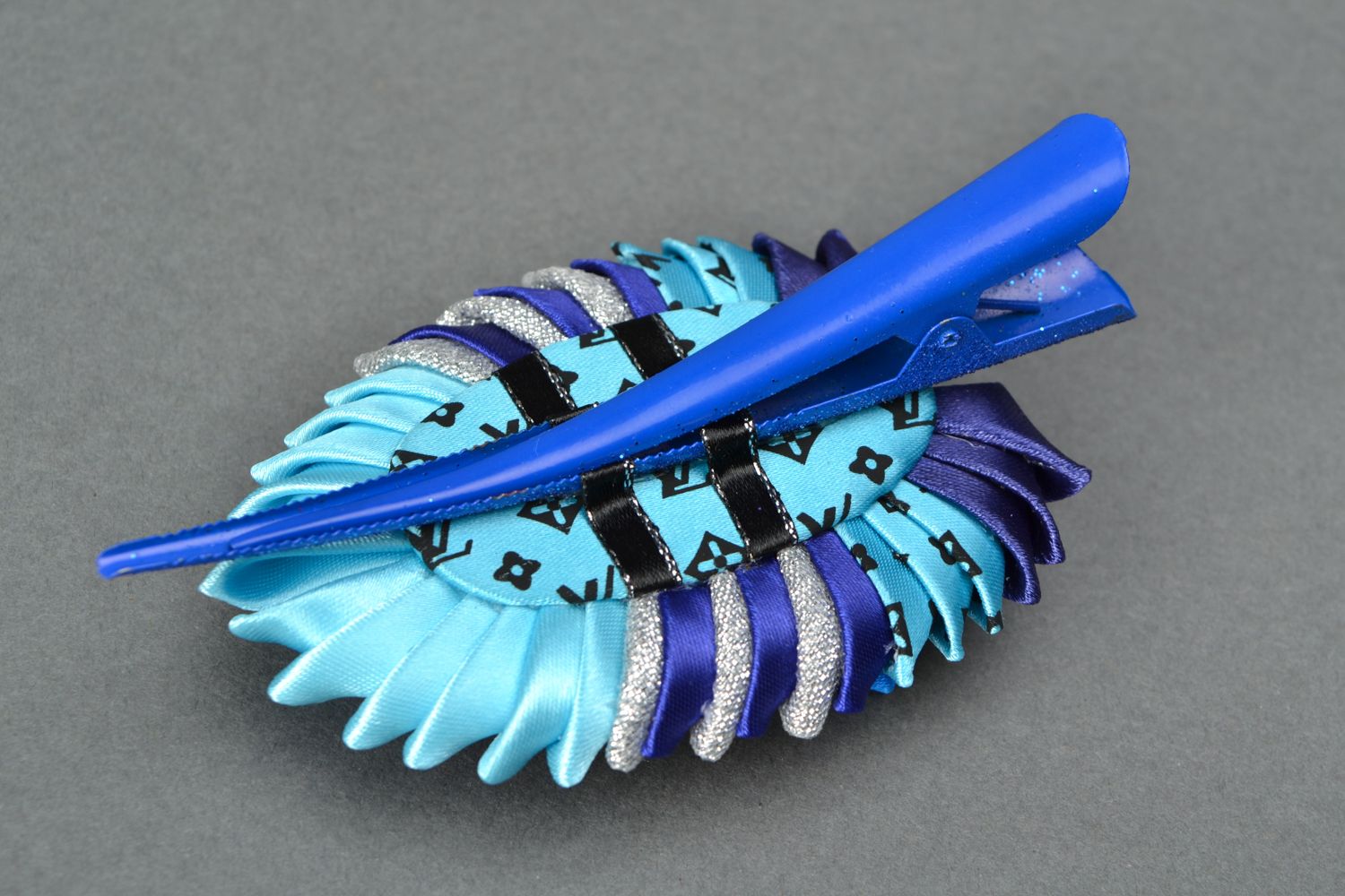 Заколка-зажим для волос из репса и парчи в технике канзаши Перо жар-птицы синее фото 4