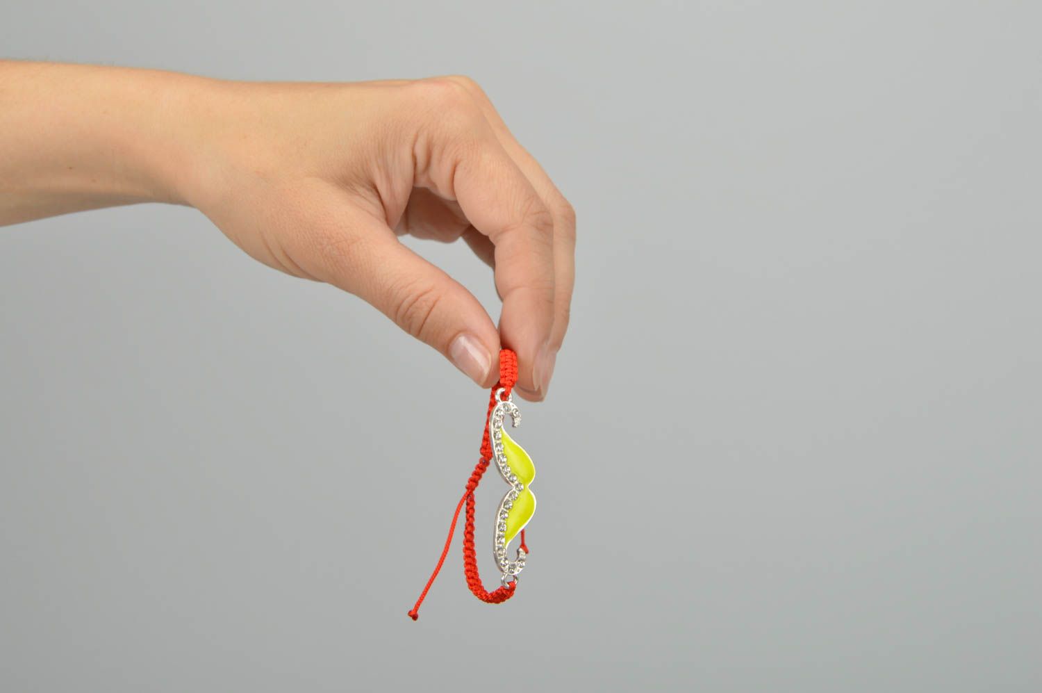 Handmade geflochtenes Armband aus Fäden mit metallischem Element Schnurrbart foto 2