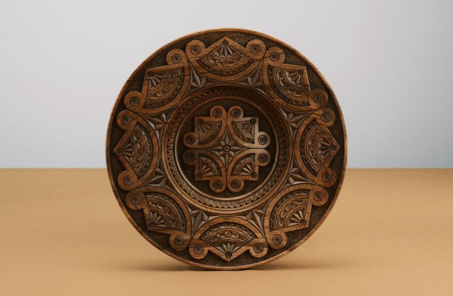 Декоративная деревянная тарелка фото 3