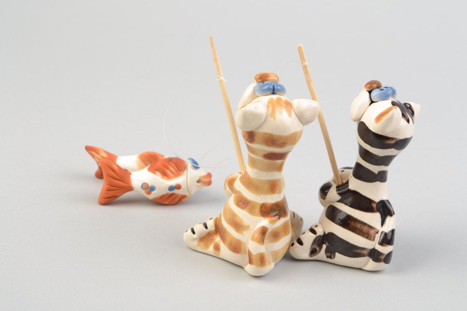 Conjunto de figuras de barro de cerámica artesanal gatos con peces foto 5