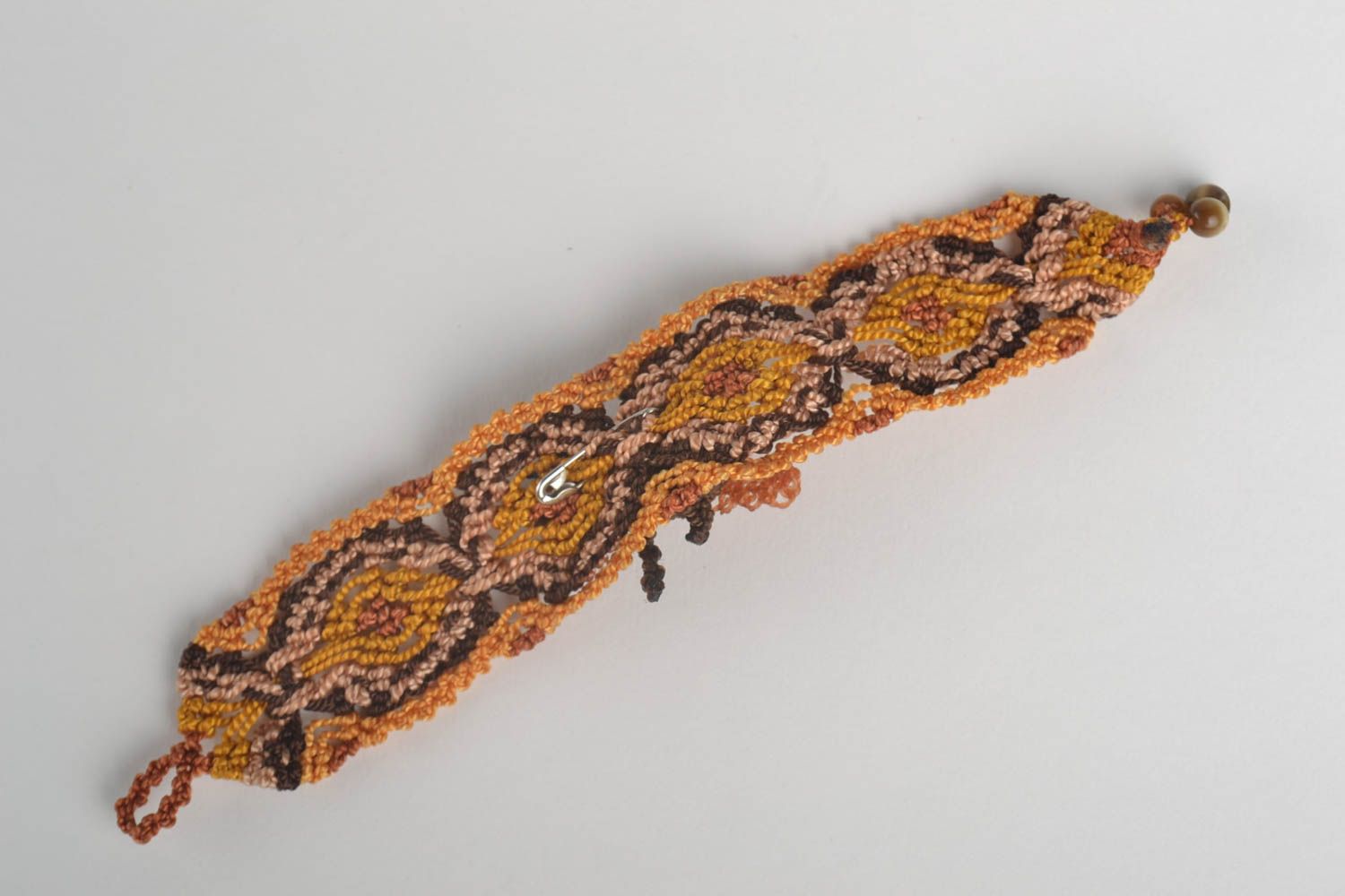 Bracelet textile Bijou fait main en fils synthétiques Broche fantaisie marron photo 3