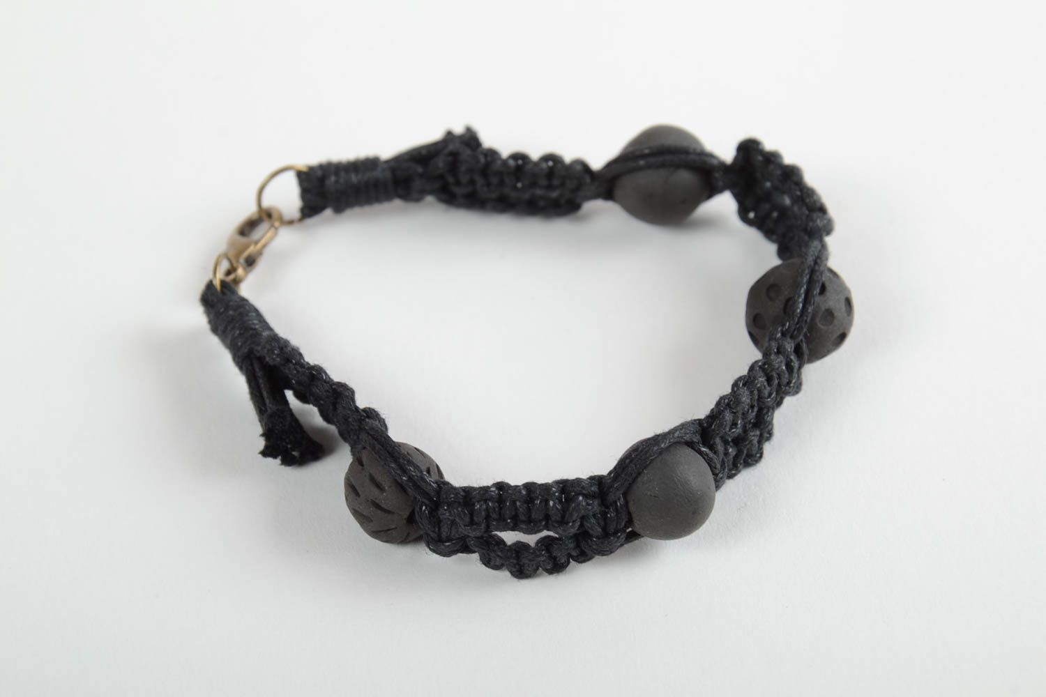 Красивый плетеный браслет с бусинами из глины черный аксессуар ручной работы фото 6