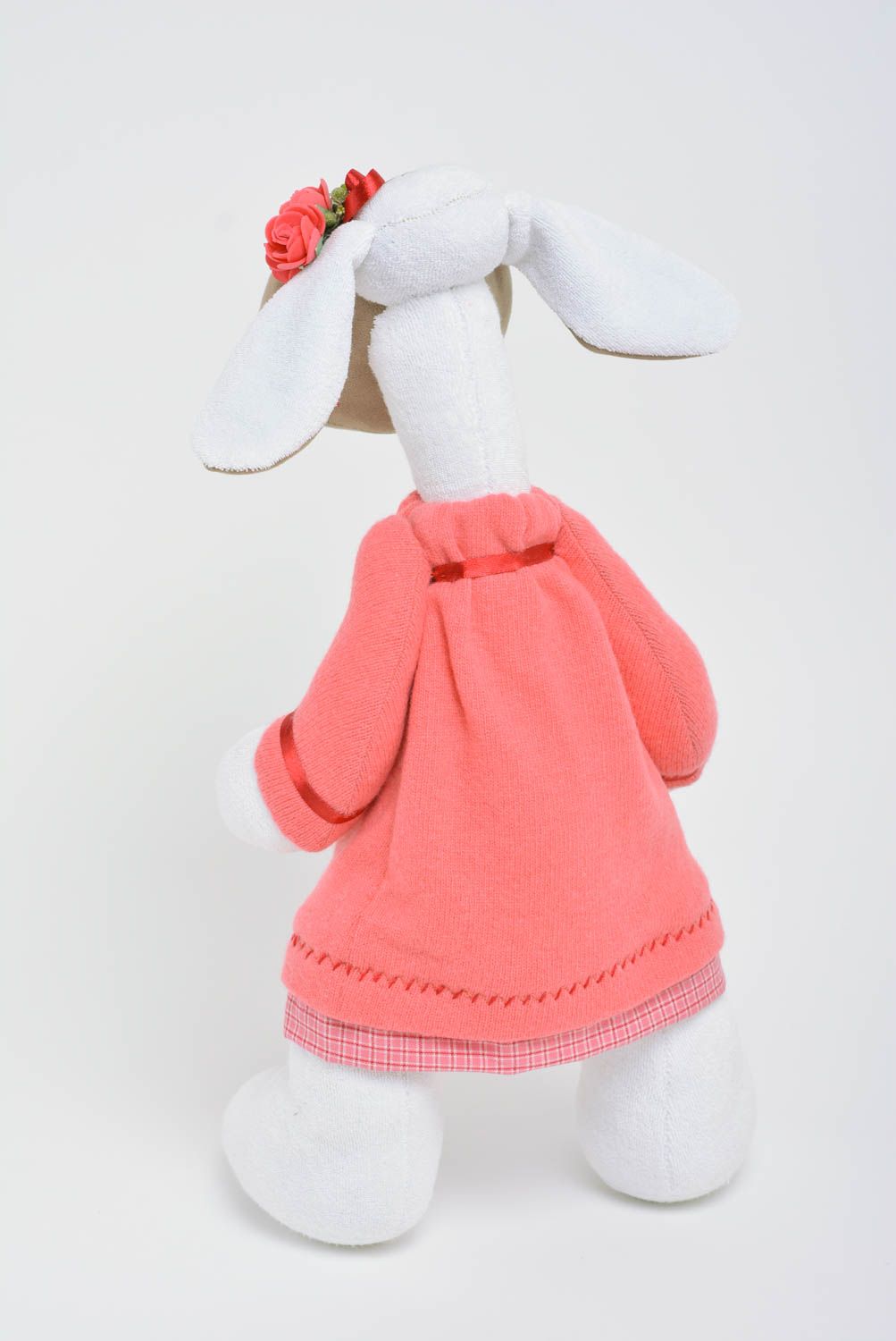 Handgemachtes Spielzeug aus Stoff in Form vom Nilpferd in rosafarbenem Kleid foto 3