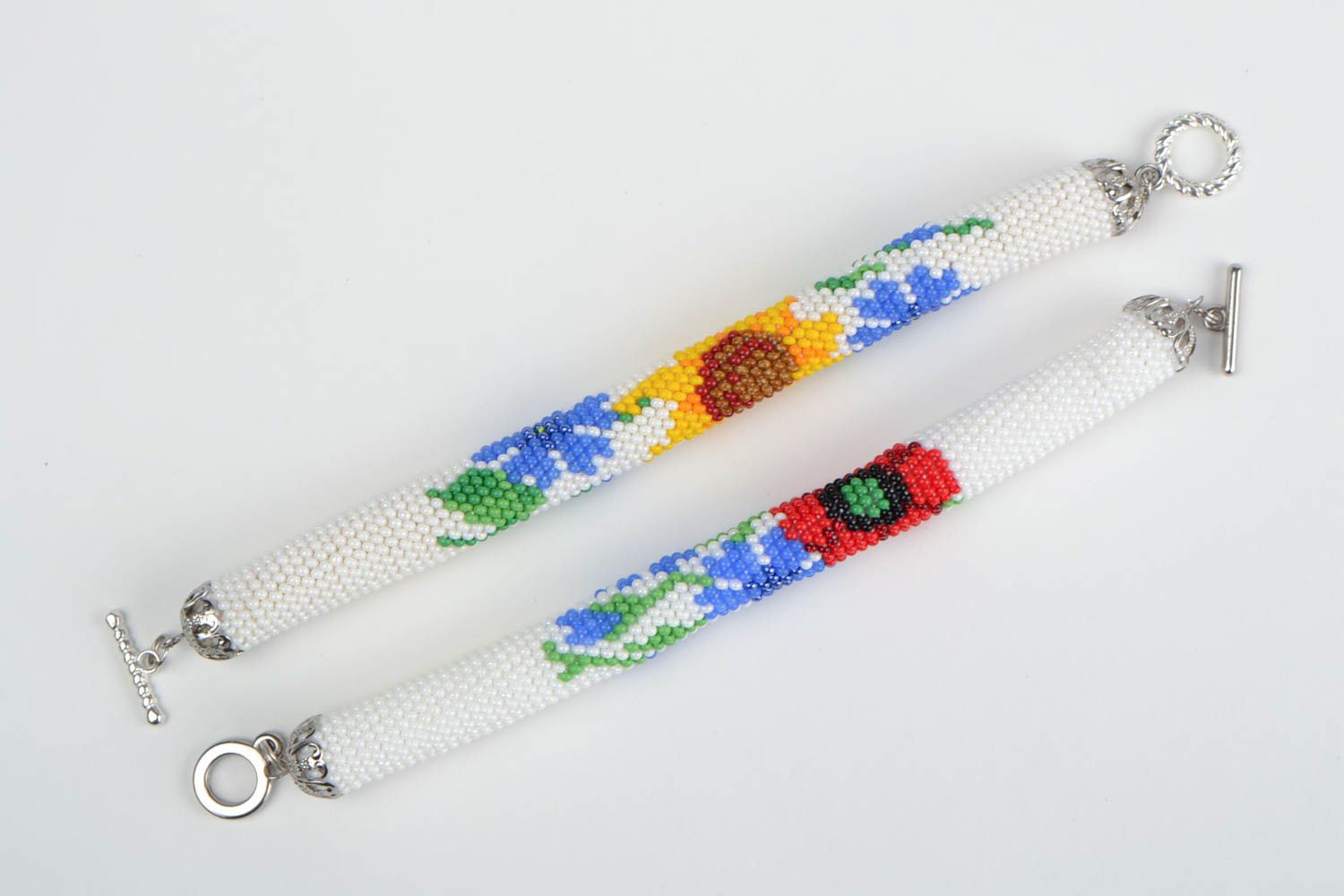 Набор браслетов жгутов из бисера ручной работы 2 штуки с цветами женские фото 3
