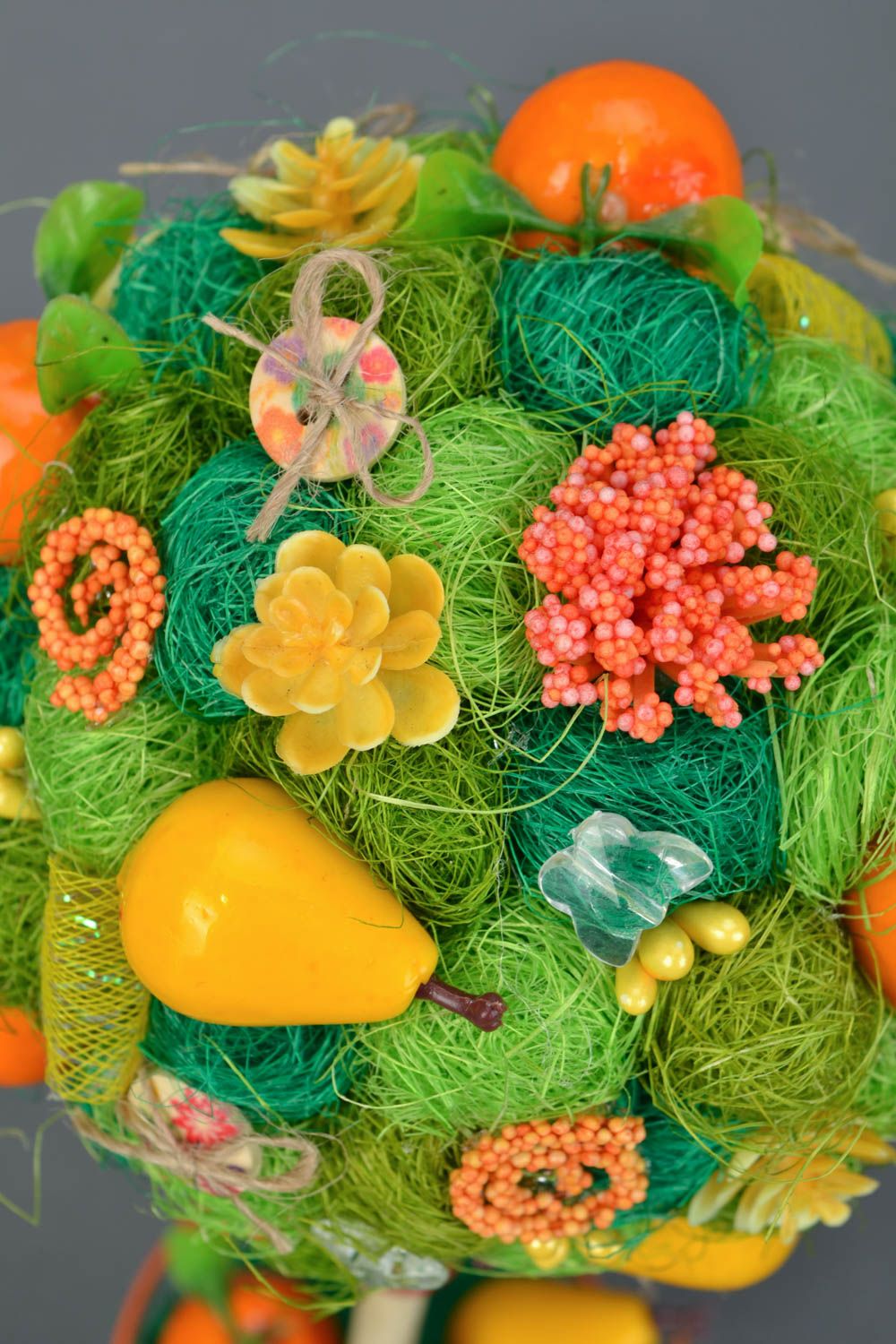 Топиарий из сизаля яркий с декоративными фруктами небольшой для дома хэнд мейд фото 4