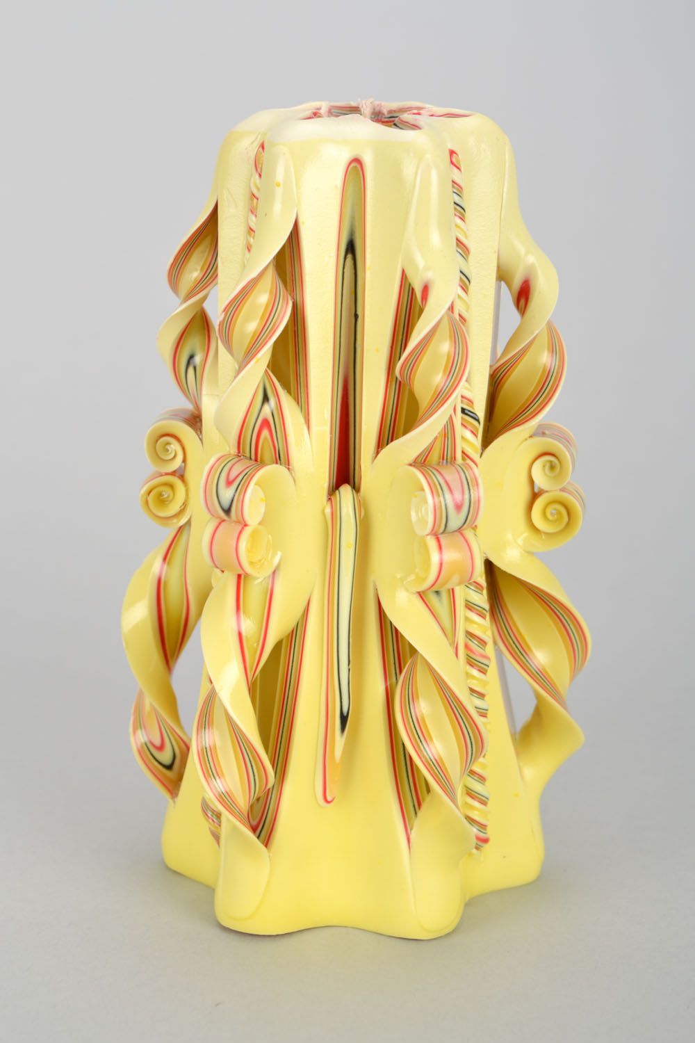Vela esculpida de parafina amarela foto 3