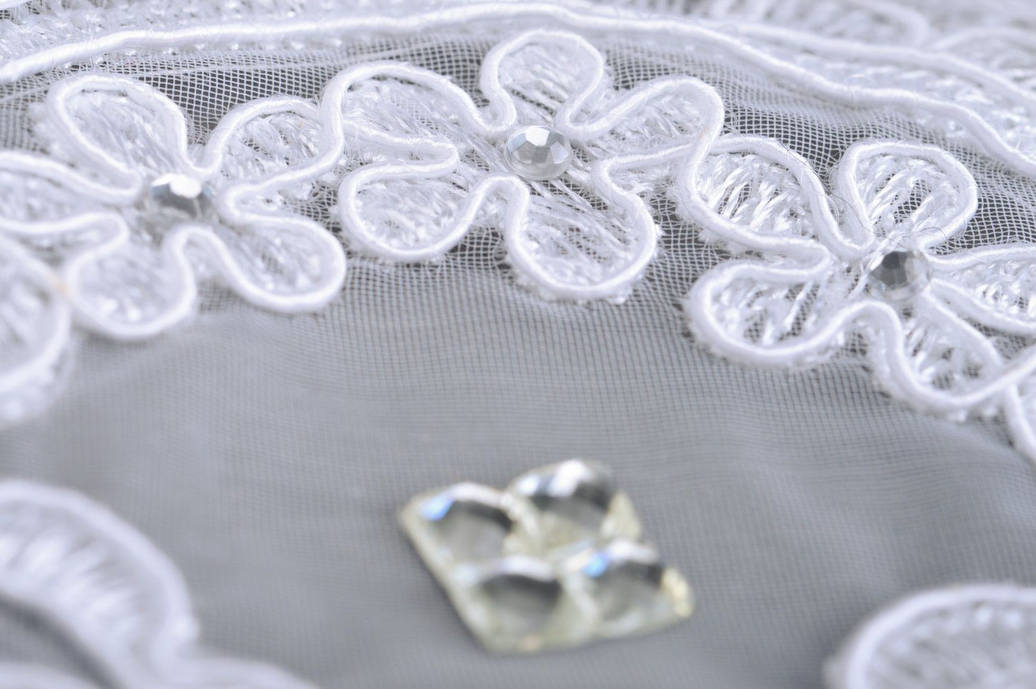 Weiße Brauthandschuhe aus Spitze mit Strass Steinen handmade foto 4
