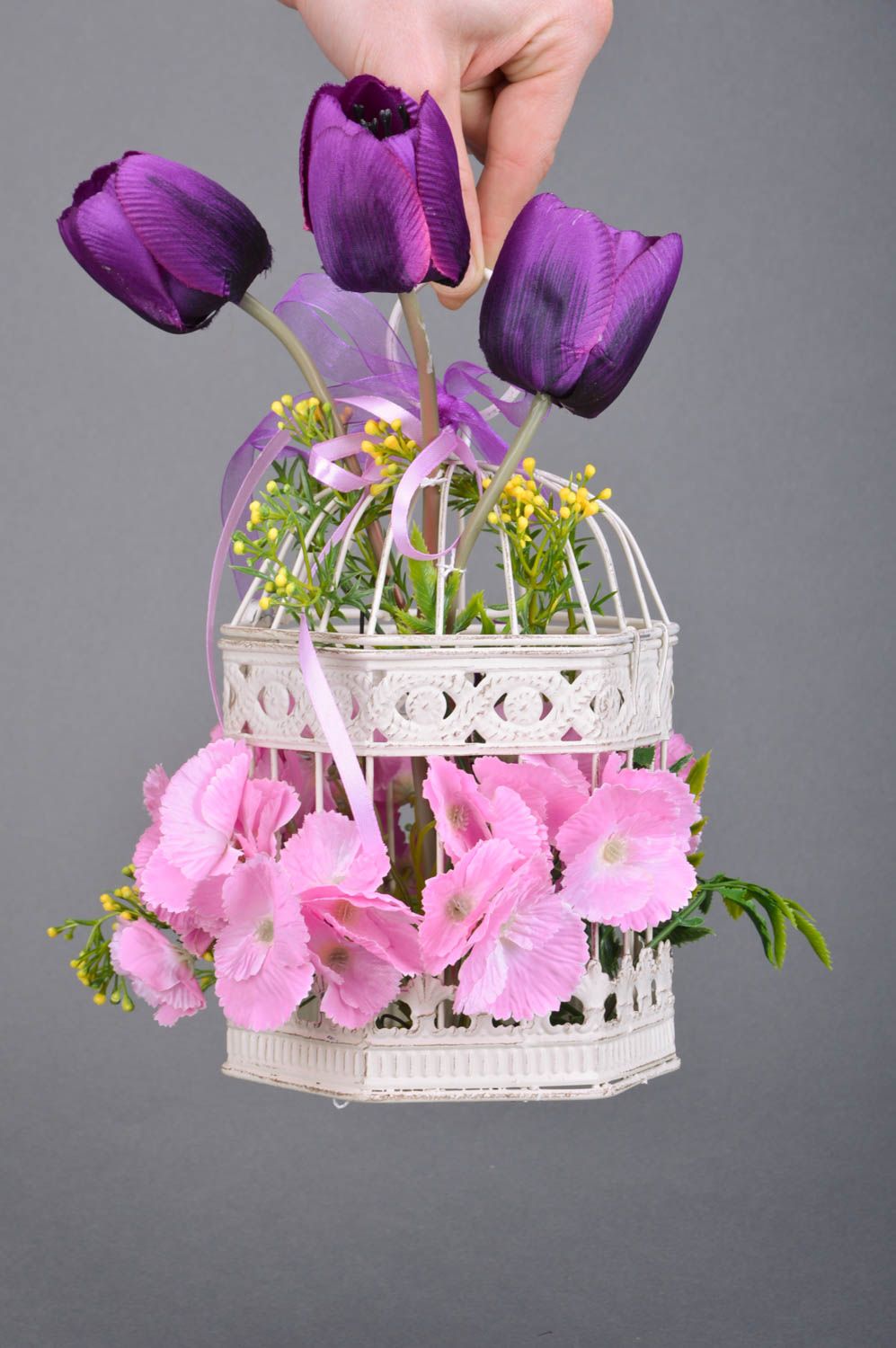 Gabbia decorativa fatta a mano con fiori finti e nastri decorazione d'interni foto 3