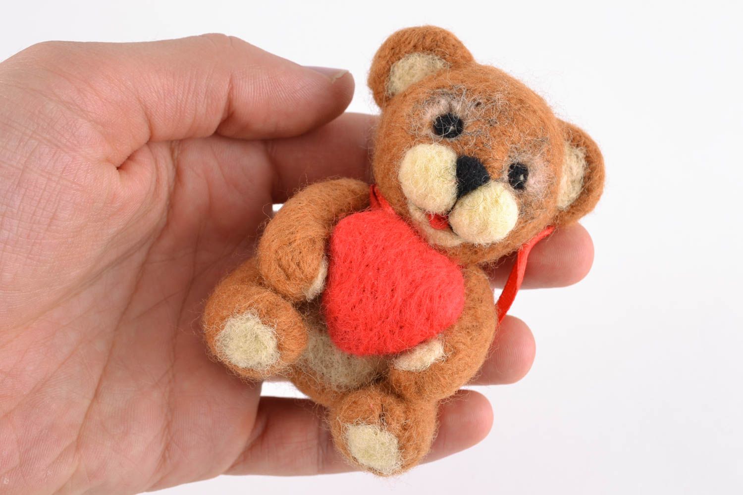 Petite peluche en feutre brune faite main cadeau original Ourson avec coeur  photo 2