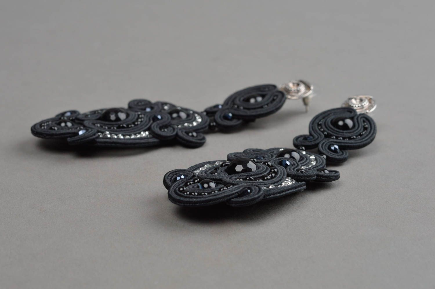 Boucles d'oreilles textiles noires verre perles fantaisie soutache faites main photo 3