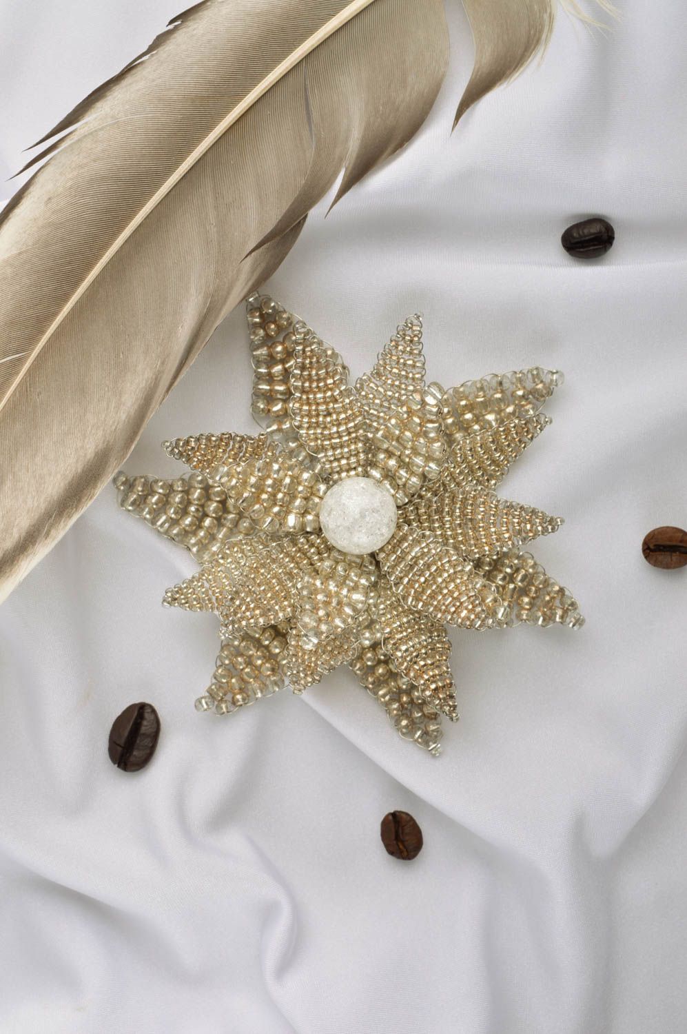 Broche fleur Bijou fait main en perles de rocaille de couleur dorée Cadeau femme photo 1