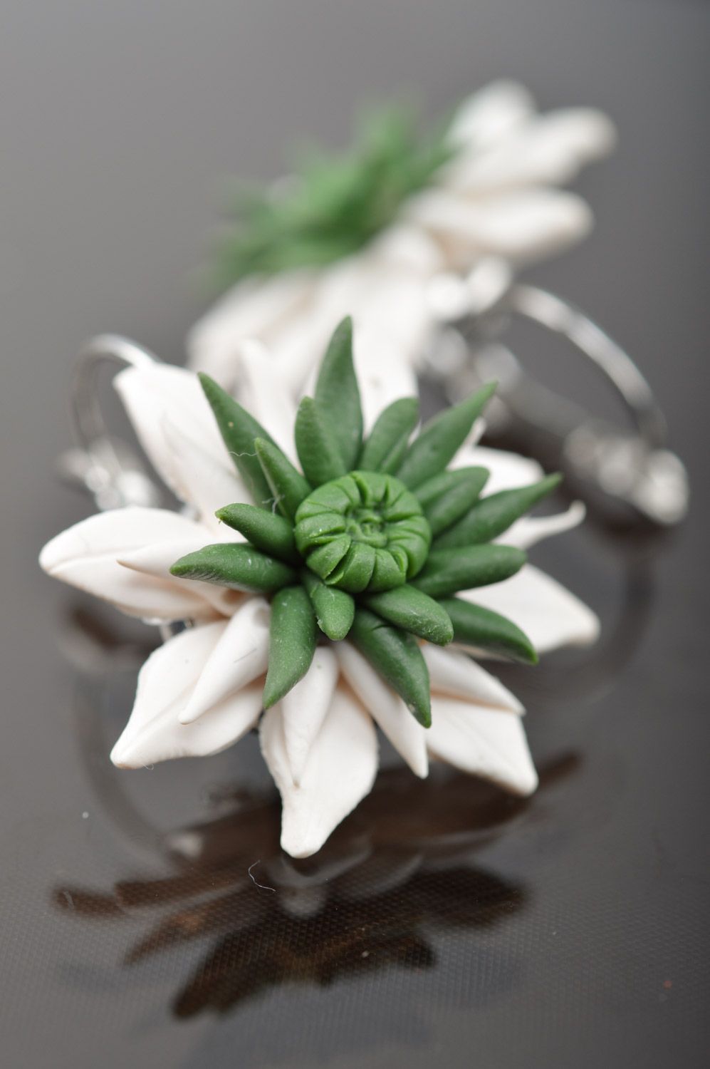 Красивые серьги из полимерной глины ручной работы белые с зеленым эдельвейс фото 3