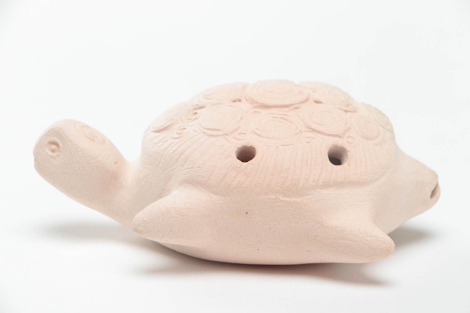 Silbato de arcilla artesanal pequeño claro con forma de tortuga foto 2