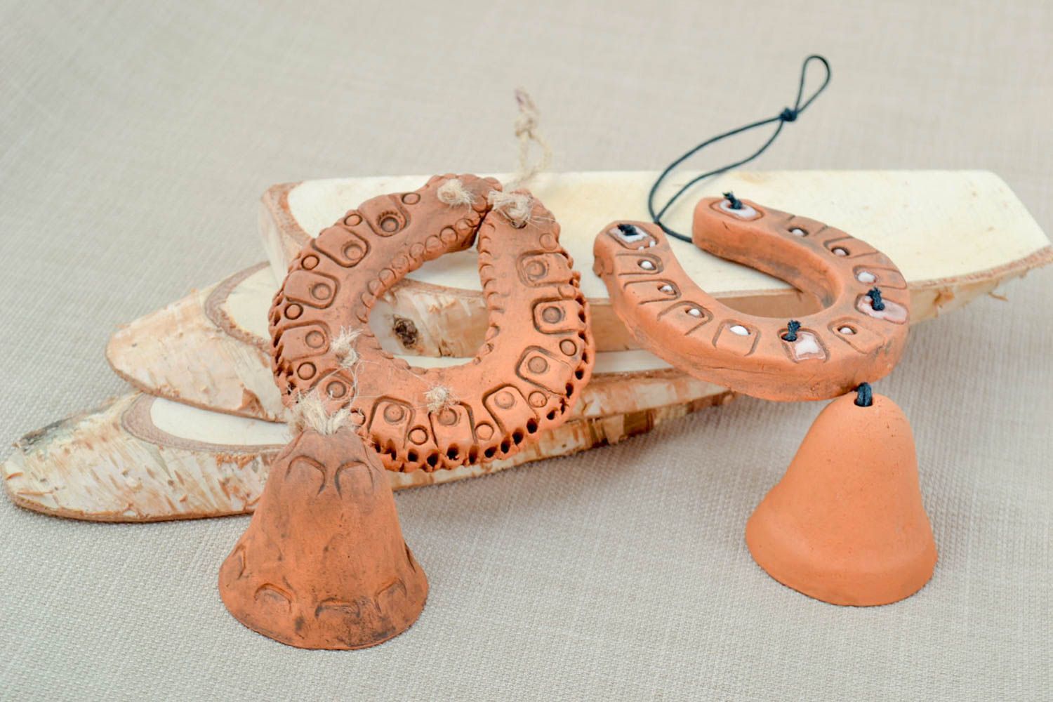 Campanelli decorativi fatti a mano con ferro di cavallo portafortuna in ceramica foto 1
