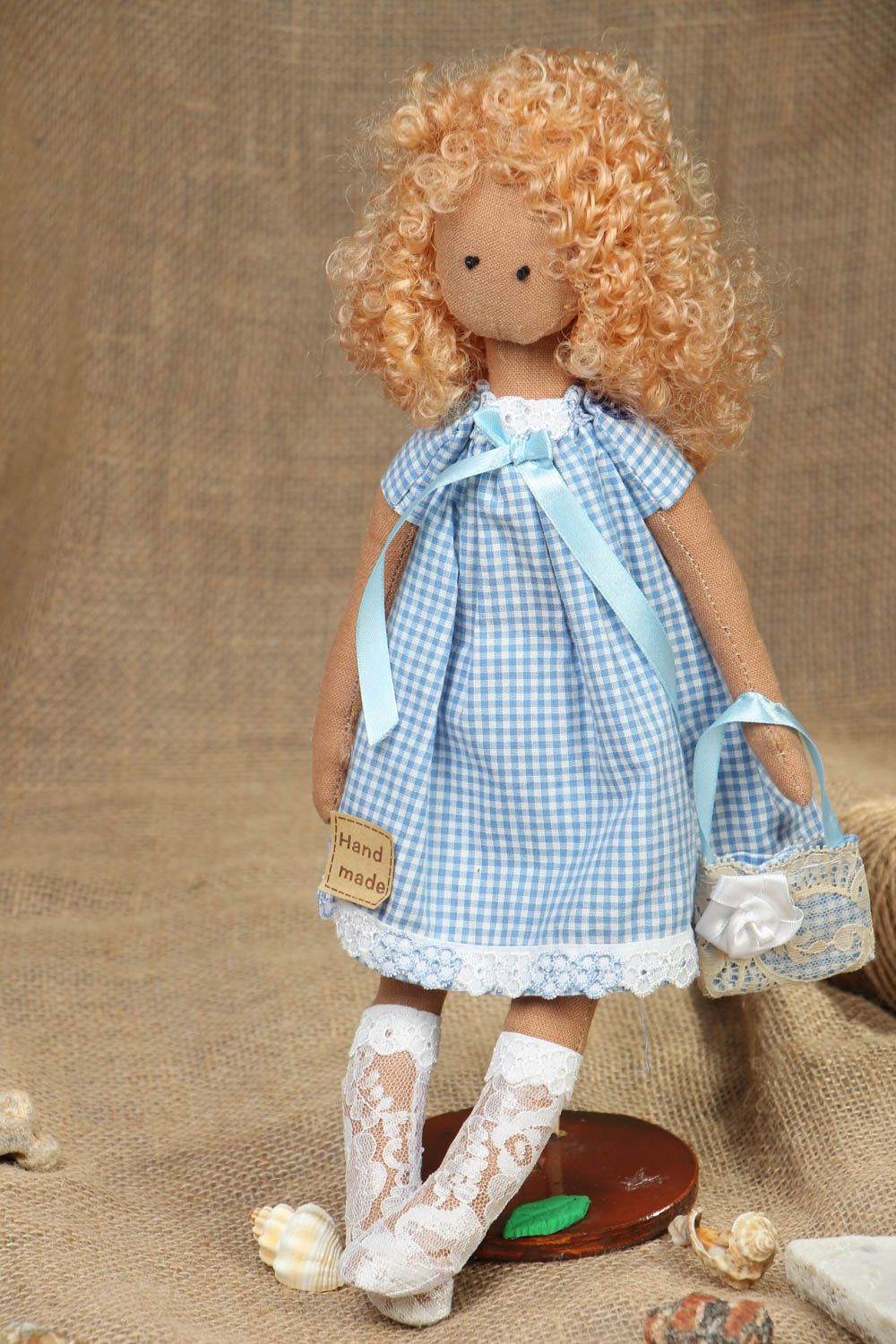 Künstlerische Puppe aus Textil im blauen Kleid foto 5