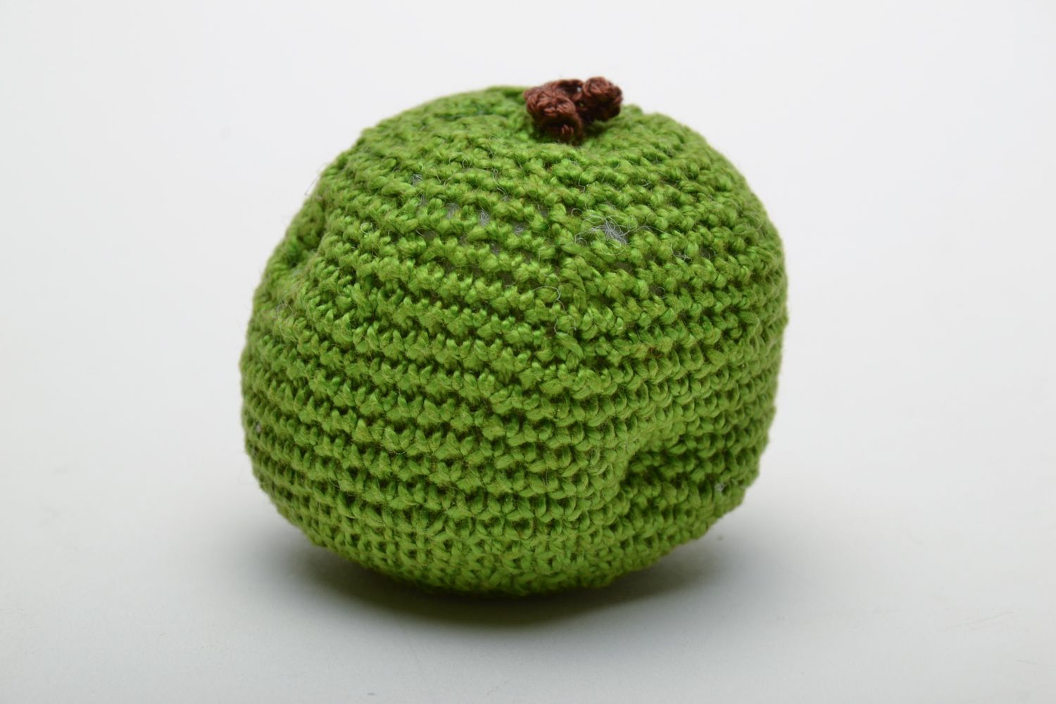 Peluche pomme tricotée au crochet verte faite main originale pour enfant photo 4