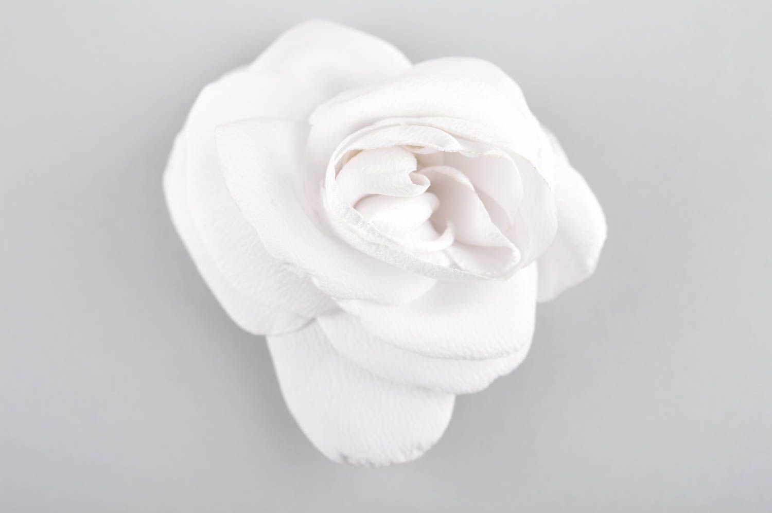 Broche fleur Bijou fait main rose blanche Accessoire femme tissu feutre métal photo 2