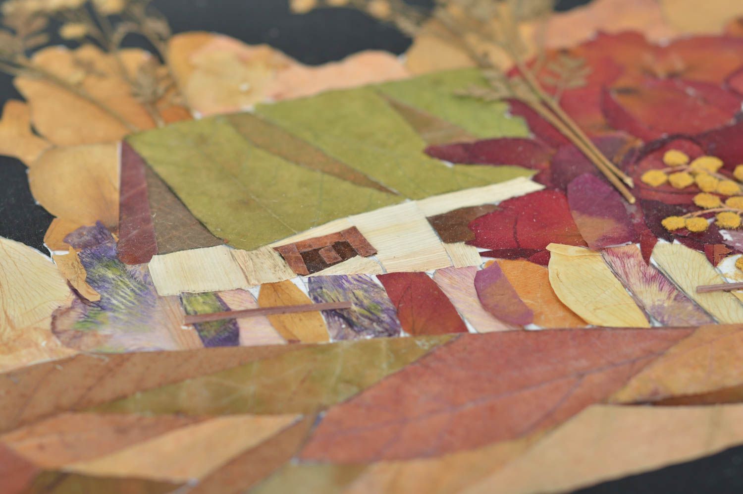 Картина из сухих листьев и лепестков роз мимозы на ткани хэнд мэйд Родной дом фото 4