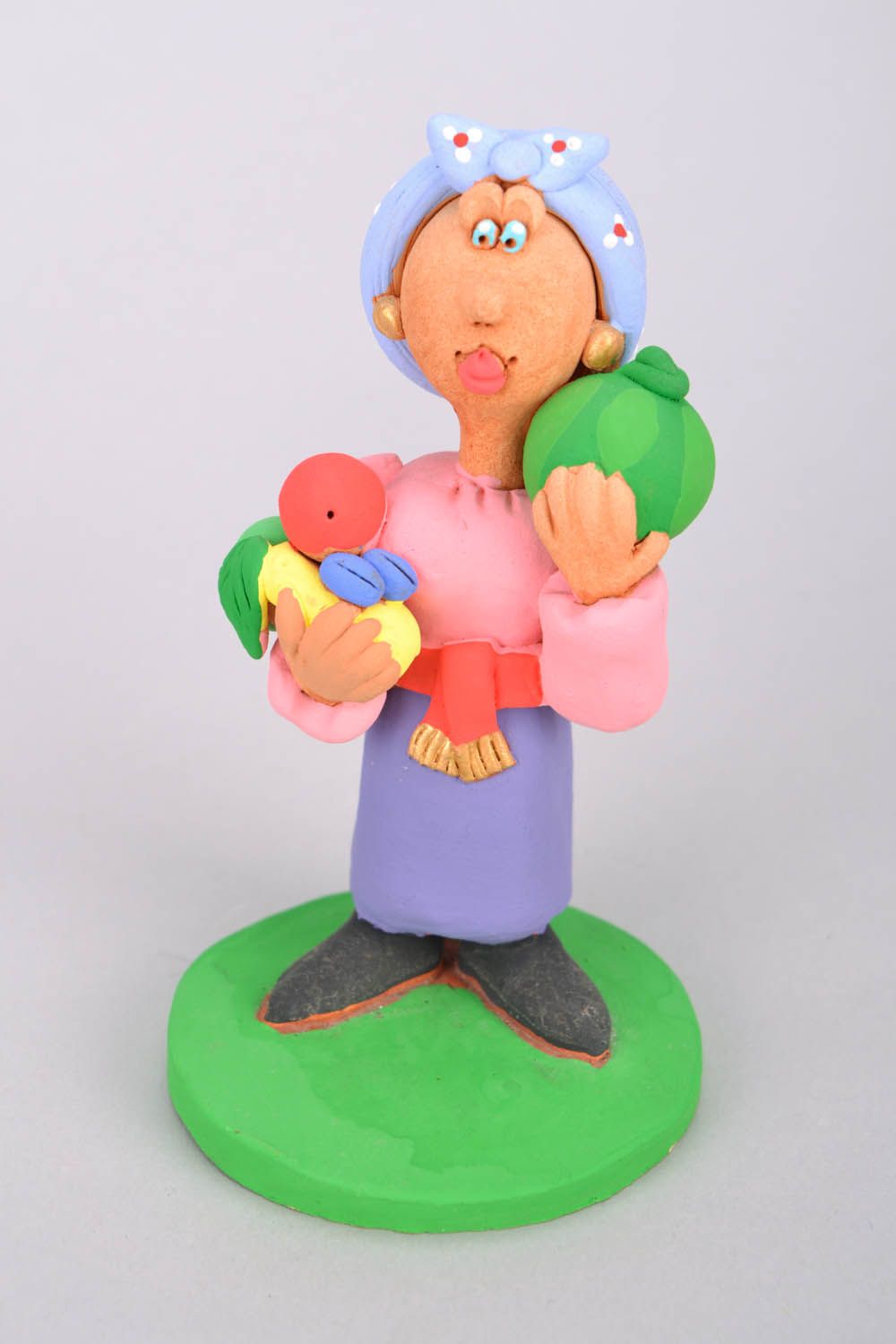 Figurine souvenir Femme cosaque avec fruits photo 3