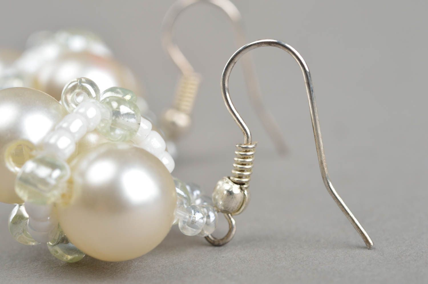 Boucles d'oreilles en fausses perles blanches faites main pendantes originales photo 4