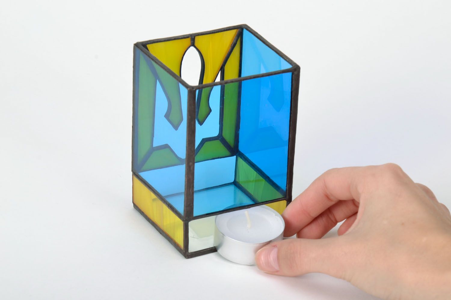 Candelero de vidrio de vitral con forma de tridente foto 5