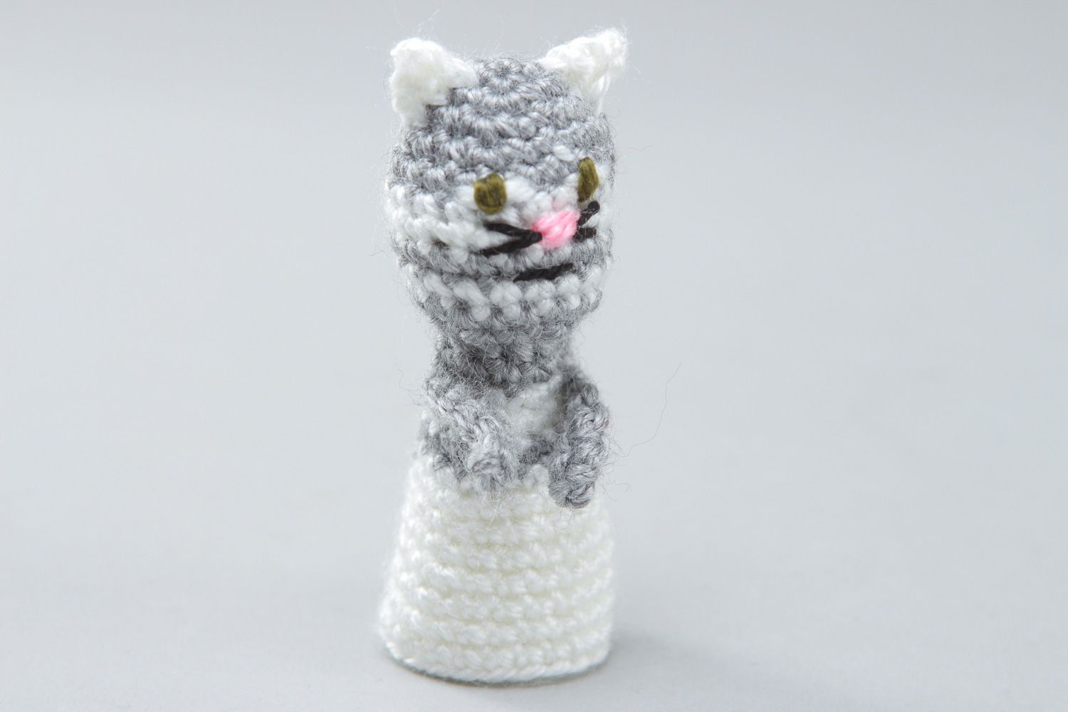 Handgemachtes gehäkeltes Finger Spielzeug Katze in Weiß und Grau für Puppentheater foto 1