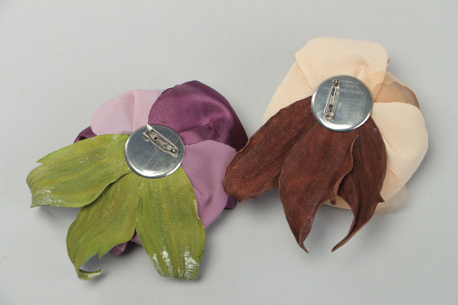 Conjunto de broches de tela artesanal de mujer con forma de flores con hojas de cuero de color lila y crema 2 piezas foto 3