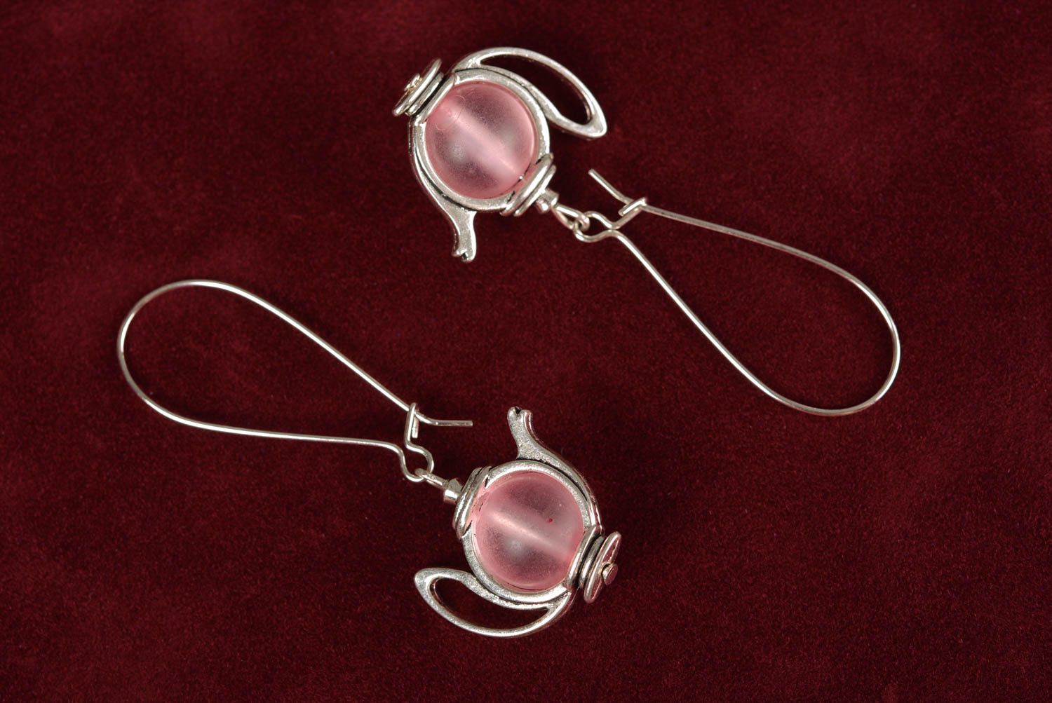 Orecchini di metallo fatti a mano accessorio originale a forma di teiera rosa foto 4