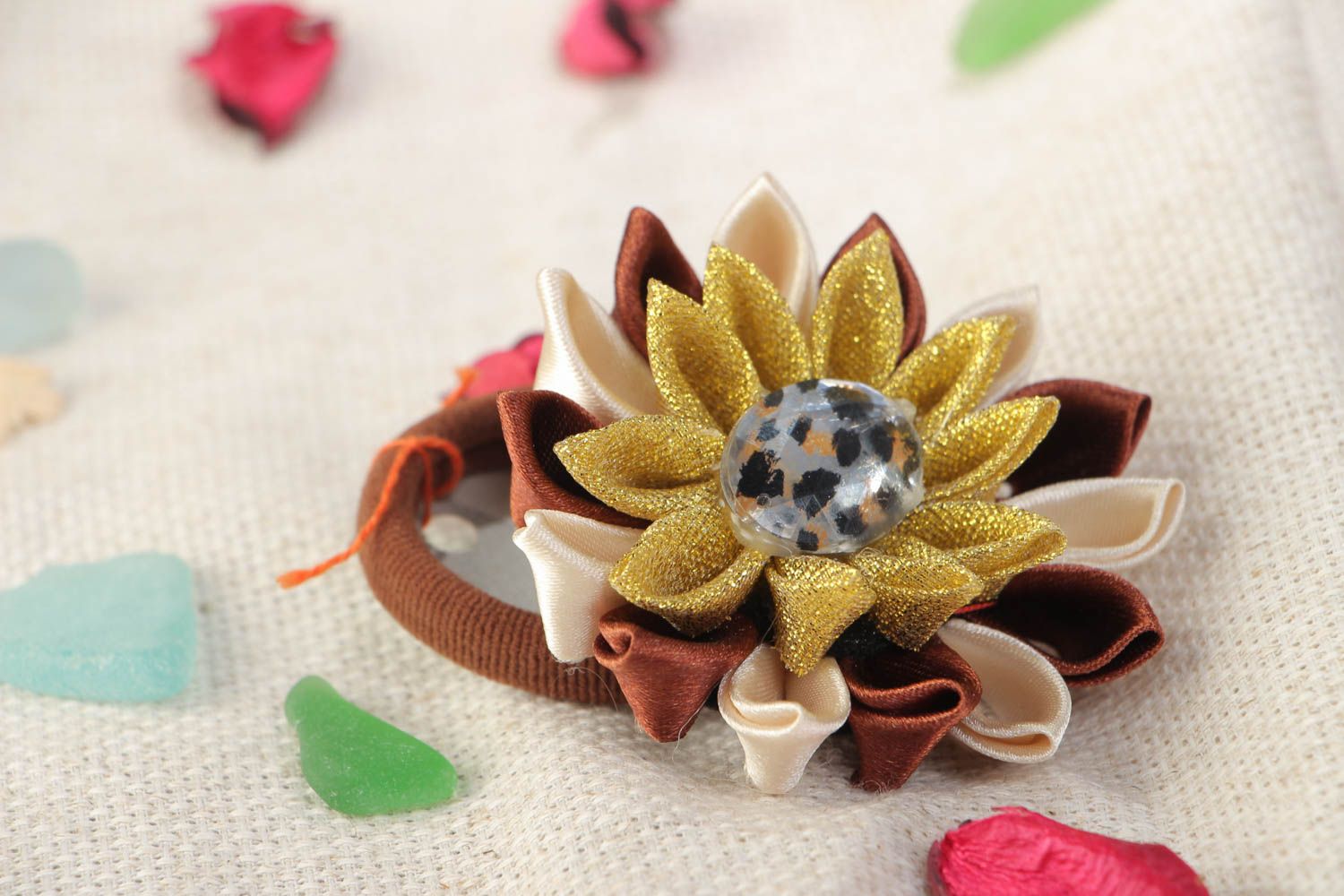 Brauner Haargummi mit Blume aus Atlasbändern Kanzashi Technik handmade foto 1