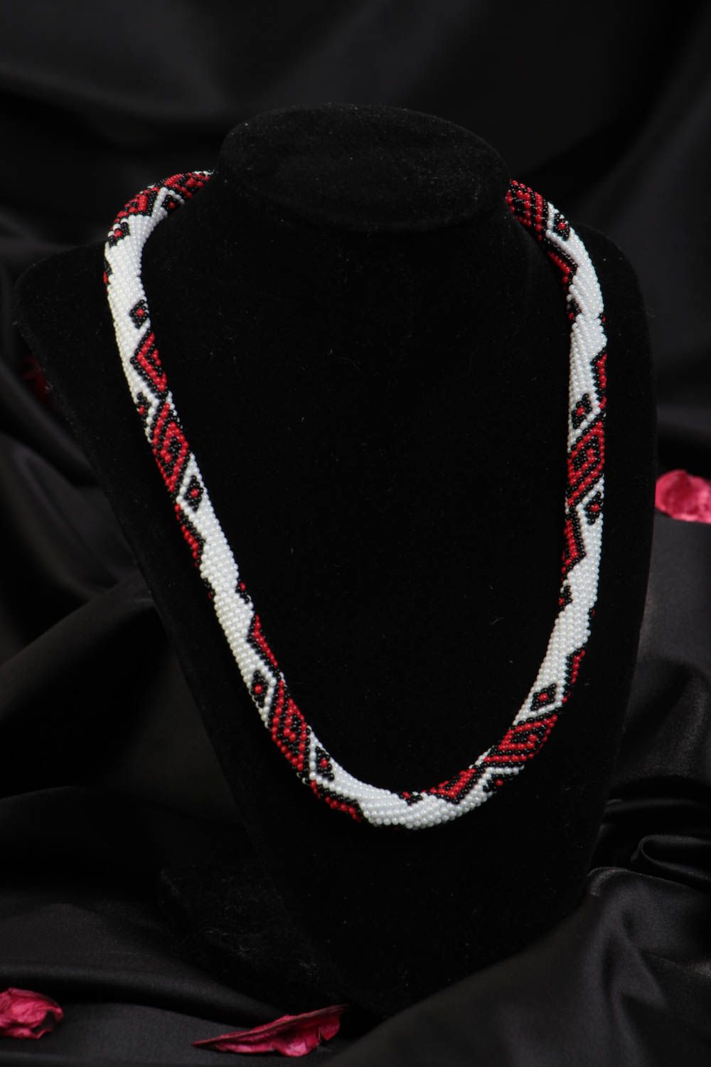 Бисерный жгут ручной работы белый с красным узором авторское украшение на шею фото 1