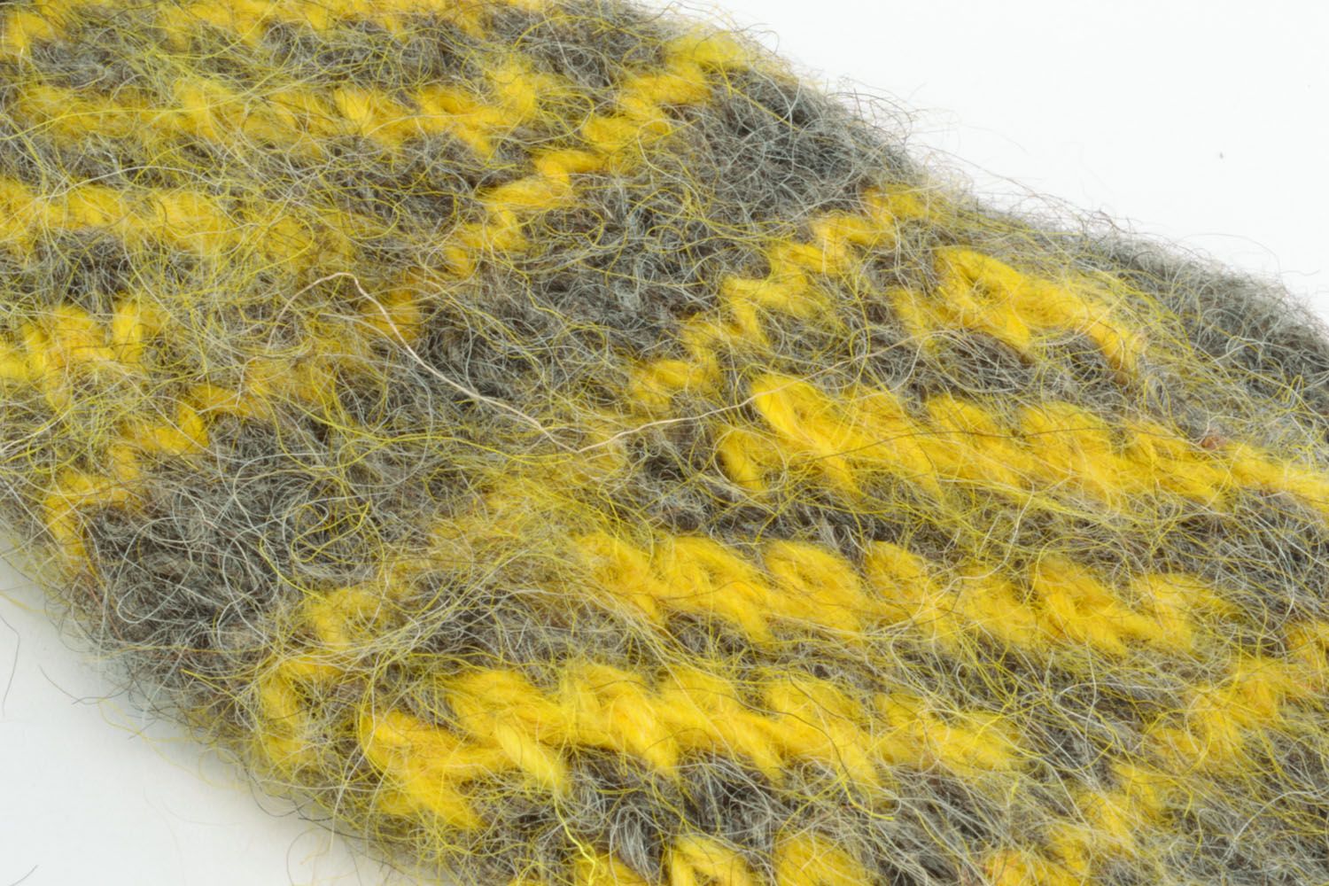 Moufles tricotées en laine gris jaune photo 5