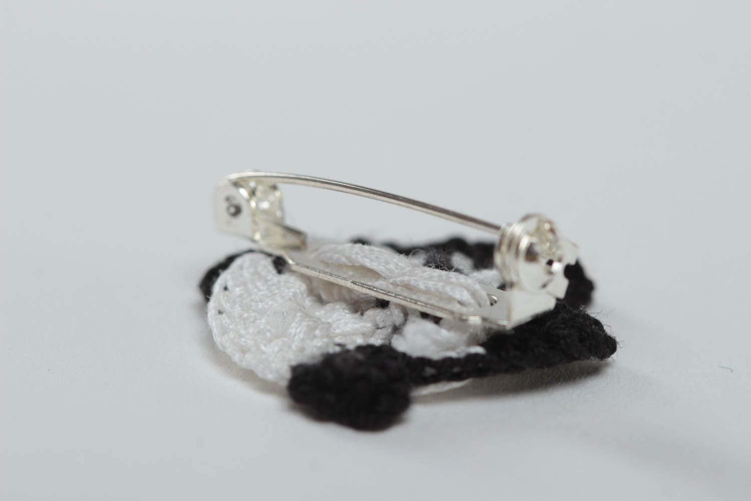 Broche en coton tricotée au crochet faite main en forme de panda accessoire photo 4