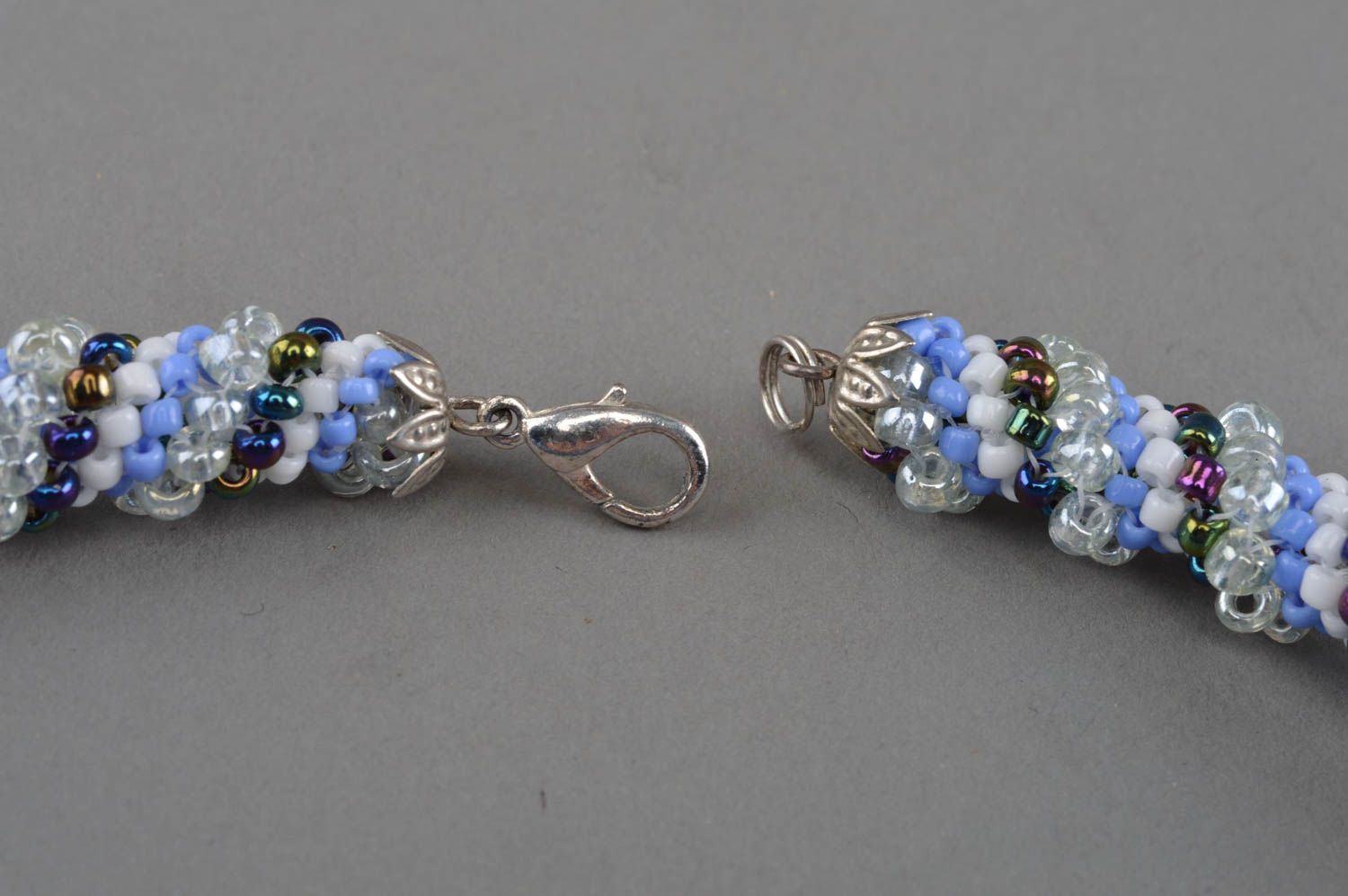 Ожерелье из бисера и бусин синее с серебристым ручной работы оригинальное фото 4