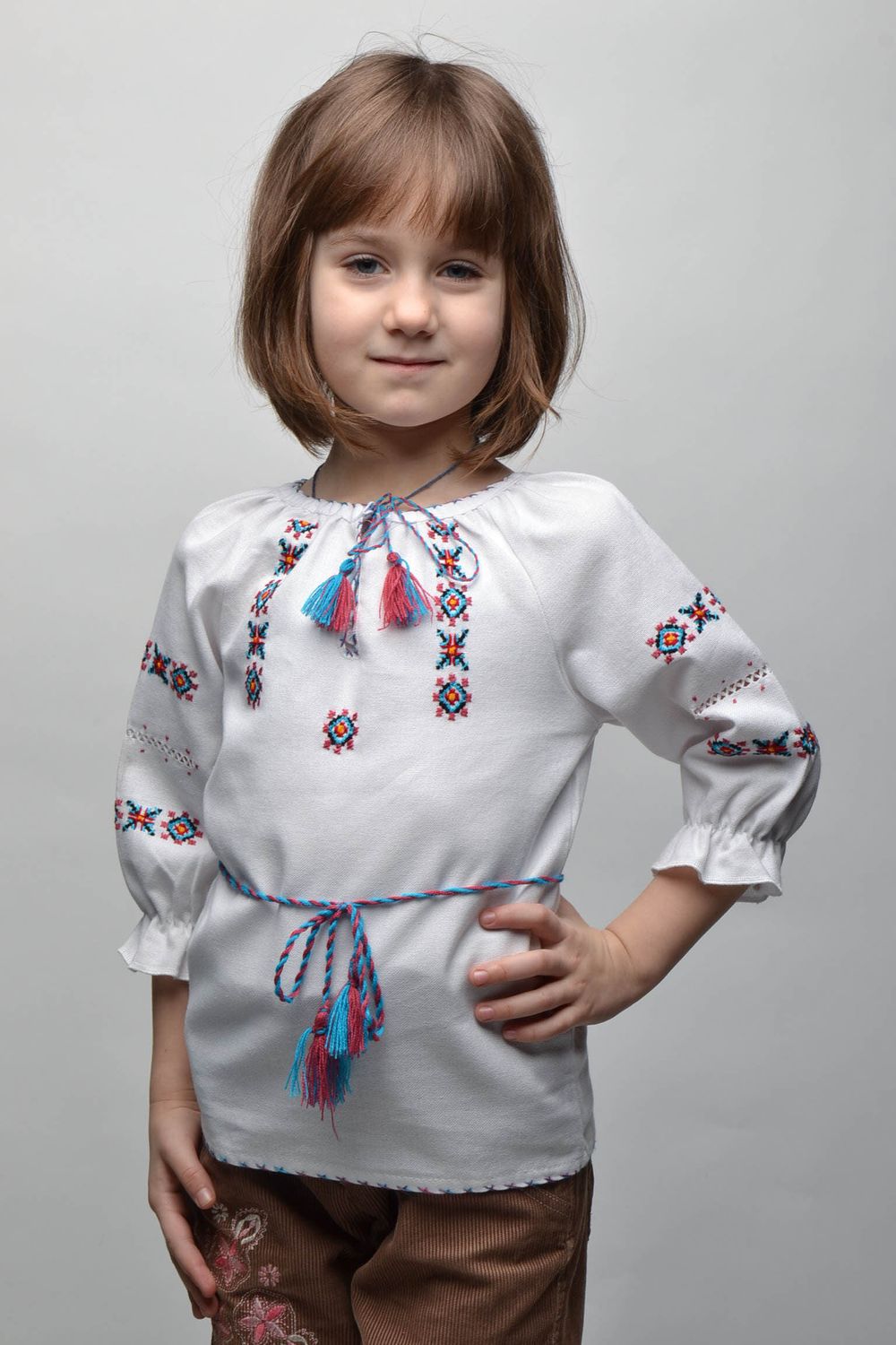 Camisa bordada con motivos vegetales para niña de 5-7 años de edad foto 1