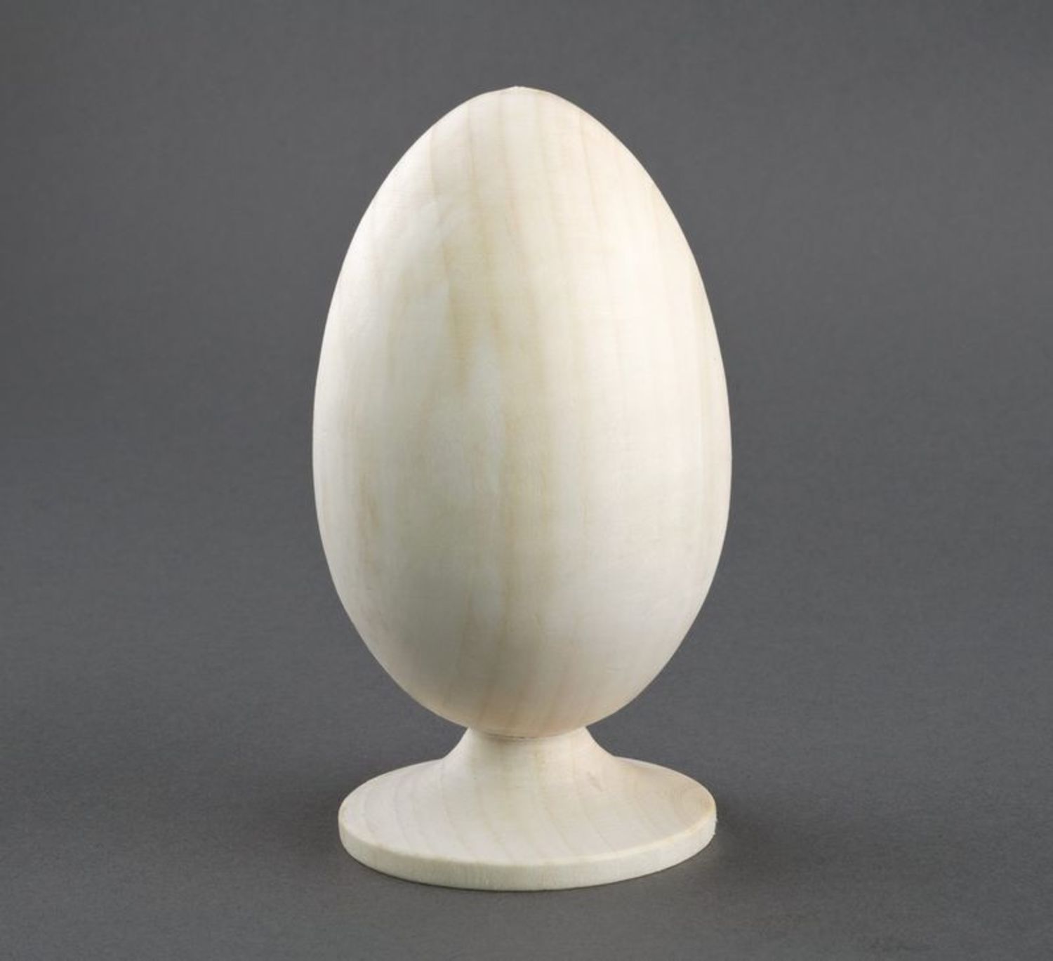 Ovo de madeira em branco em um suporte foto 3