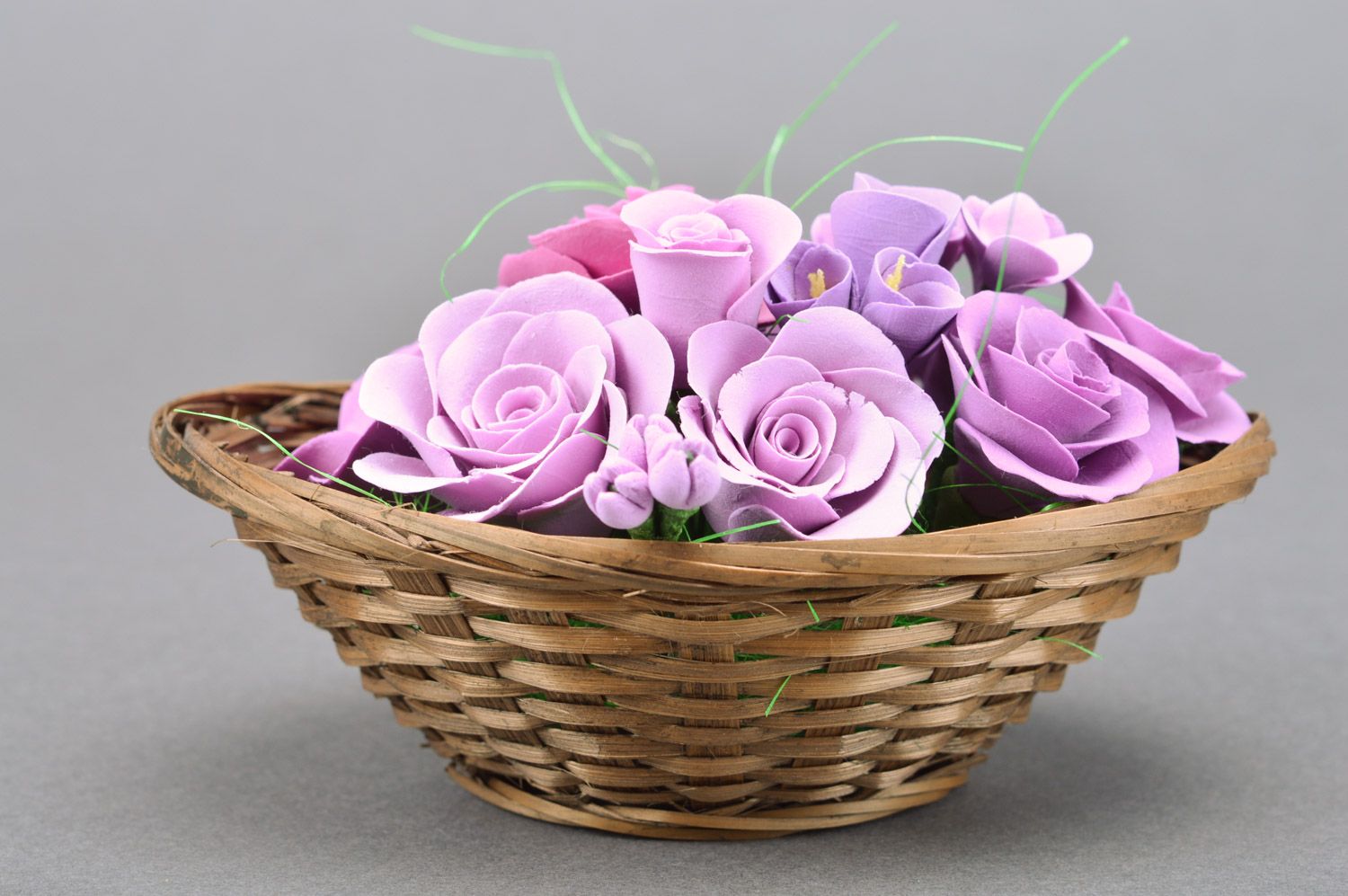 Плетеная корзина с цветами из полимерной глины ручной работы Сиреневые розы фото 2