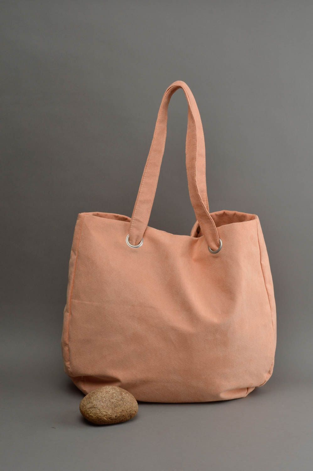 Розовая сумка из искусственной замши ручной работы с внутренним карманом фото 1