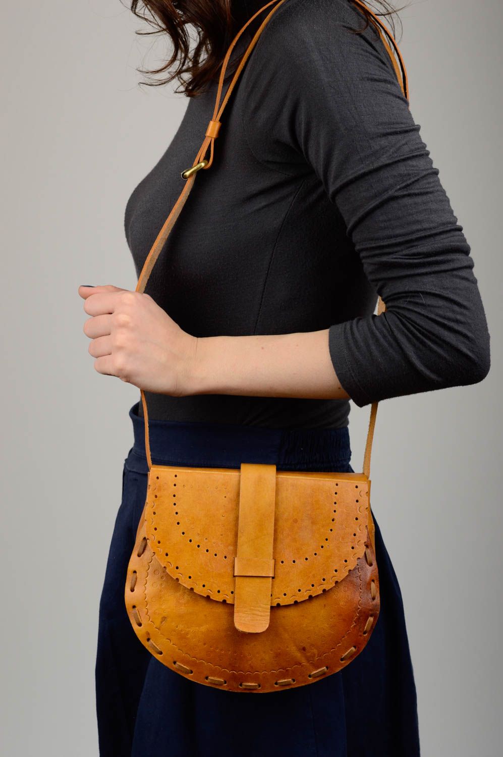 Braune Damen Ledertasche handmade Accessoire für Frauen kleine Umhängetasche foto 2