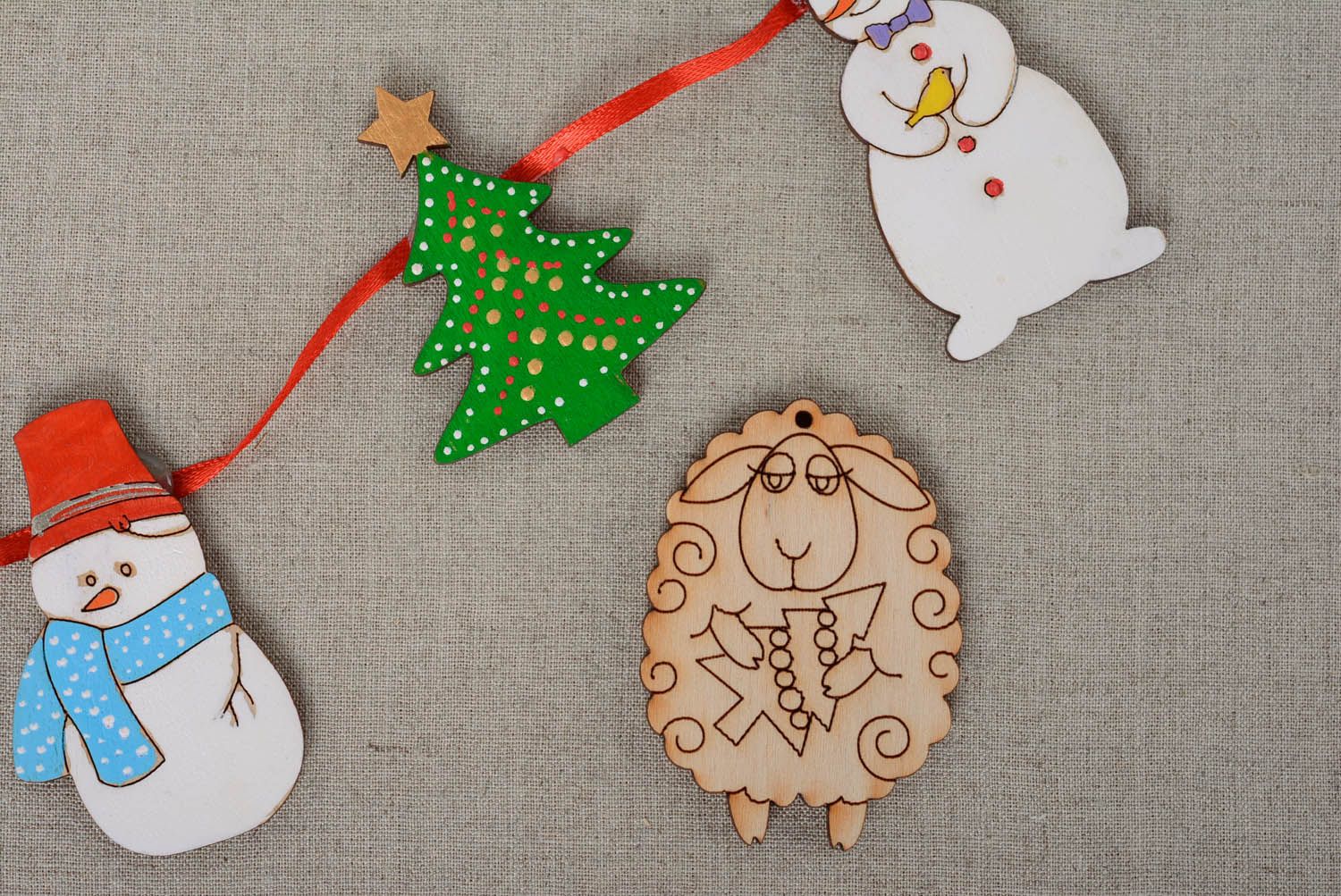 Elemento decorativo com um ímã Ovelha com uma árvore de Natal foto 3