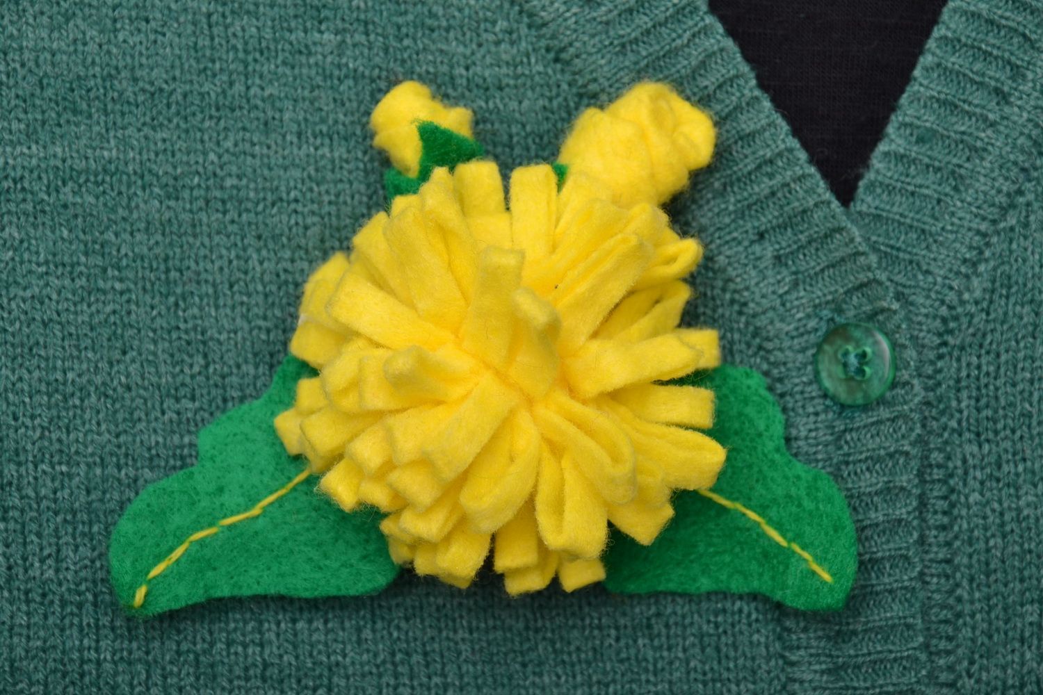 Flower brooch made of felt photo 1