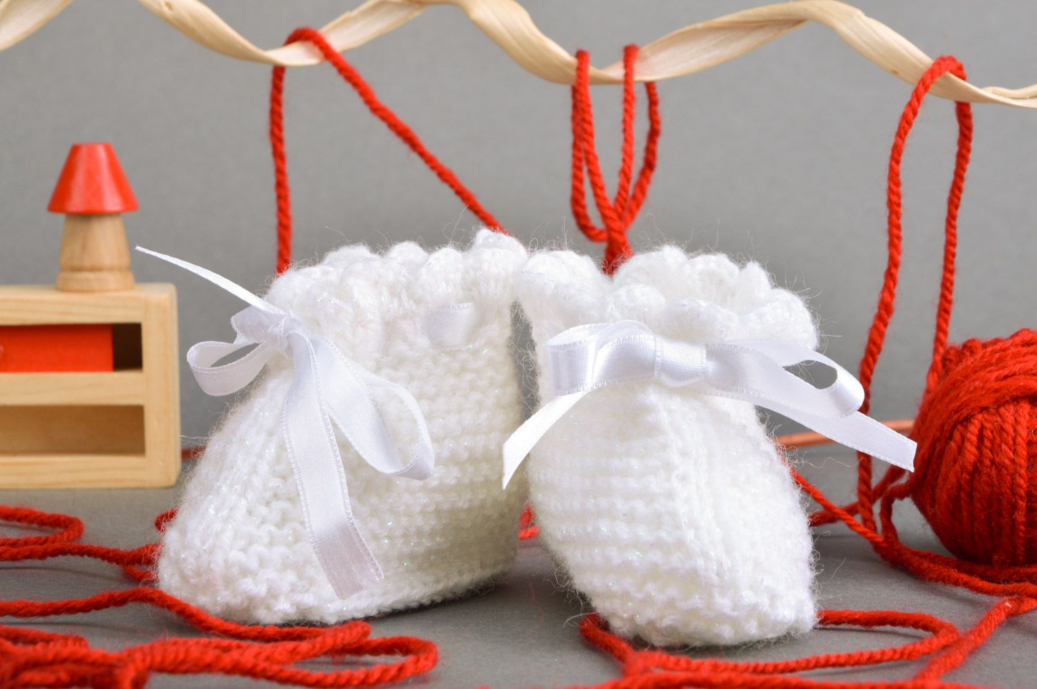 Chaussons de bébé tricotés blancs faits main avec noeuds en ruban pour fille  photo 1