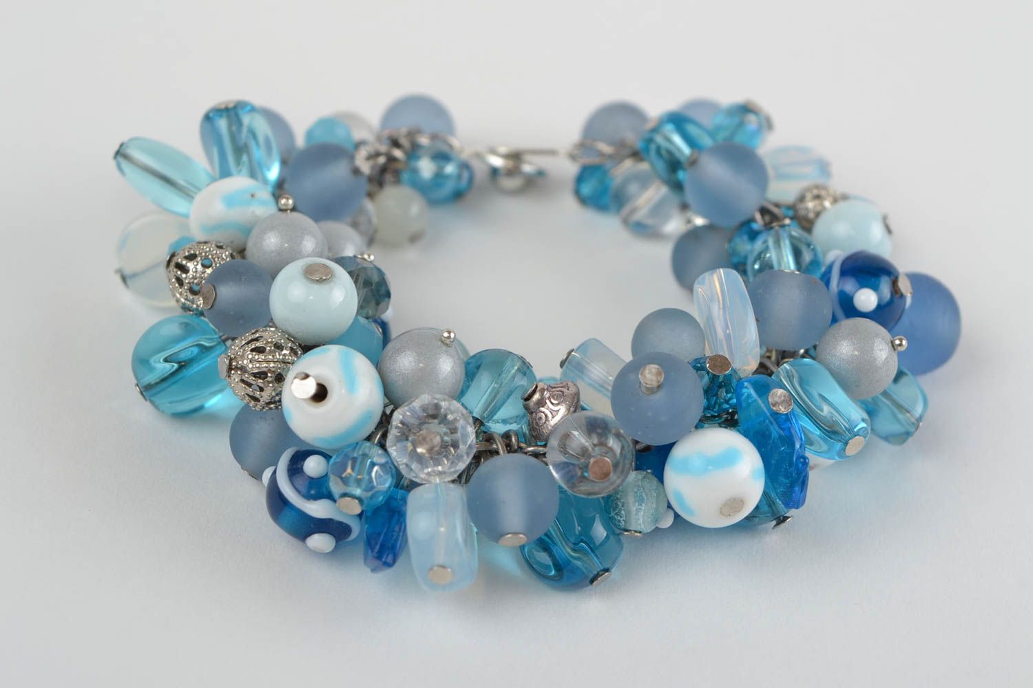 Bracelet en perles de verre et cristal de roche bleu clair style marin fait main photo 1
