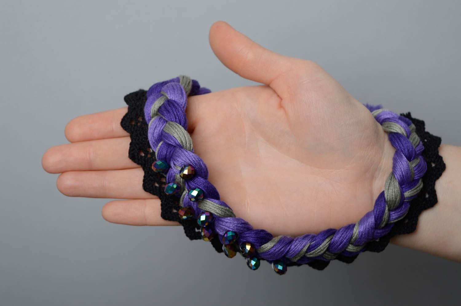 Collar de hilos mouliné con cuentas violeta foto 3