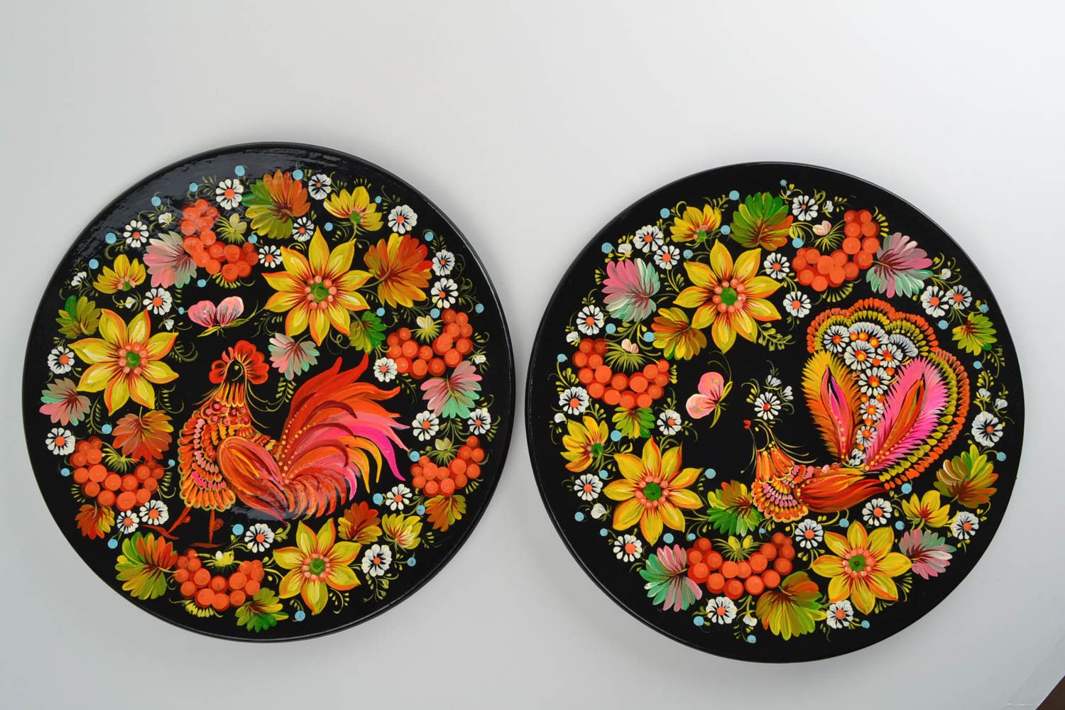 Деревянные тарелки с Петриковской росписью набор из двух изделий ручной работы фото 3