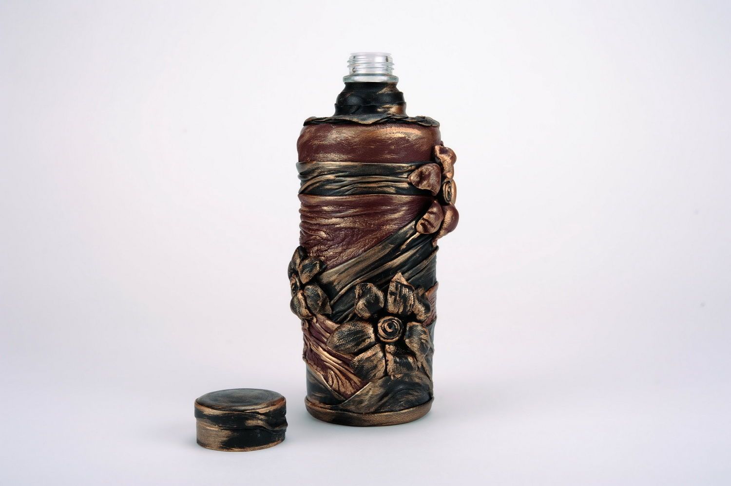 Бутылка, декорированная кожей  фото 2