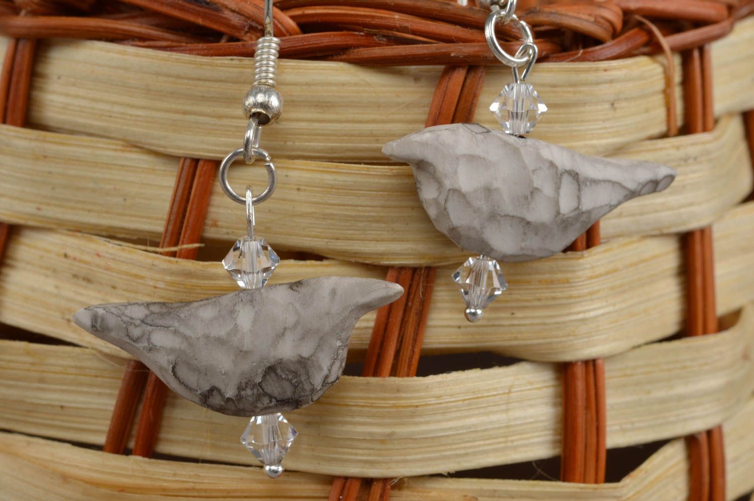 Boucles d'oreilles en pâte polymère et perles fantaisie faites main Oiseaux gris photo 1
